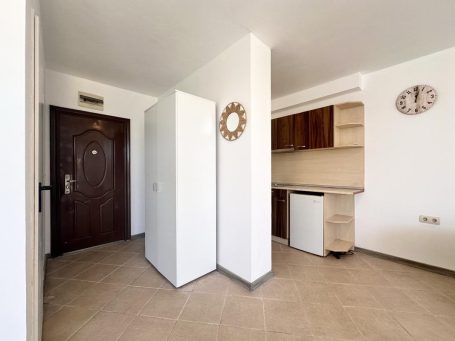 ID 935 entrance hall and kitchen