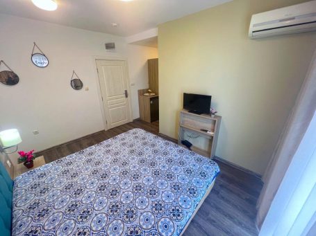 ID 826 bed, tv