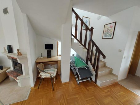 ID 817 Staircase
