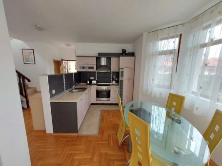 ID 817 Kitchen and dining room