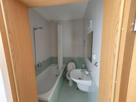ID 817 Bathroom with bathtub