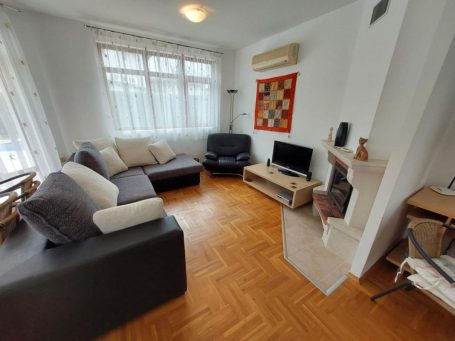 ID 817 Living room with fireplace