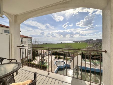 ID 838 Terrace with sea view