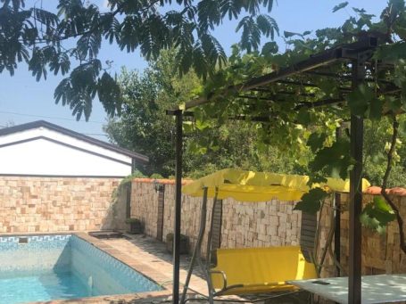 ID 827 Swimming pool area