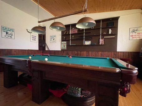 ID 837 Billiards game area