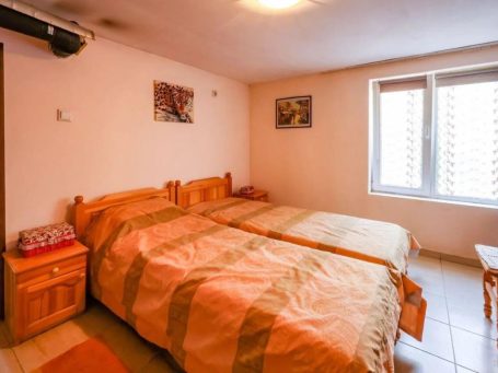 ID 1160 additional bedroom with single beds