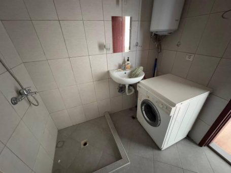 ID 1210 Bathroom with washing machine