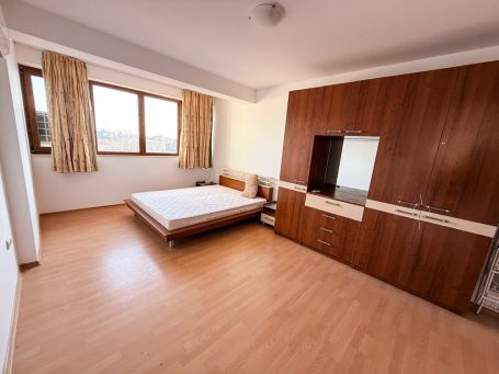 ID 1205 Spacious room