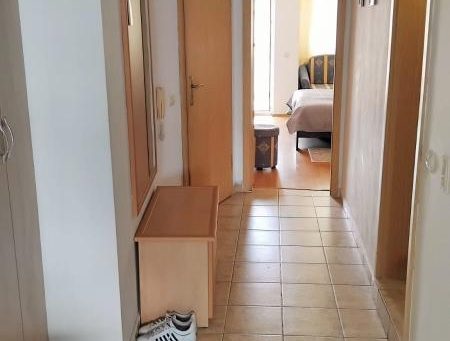 1241 Entrance hall with corridor