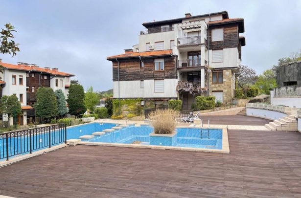 ID 1237 View of the complex and the pool