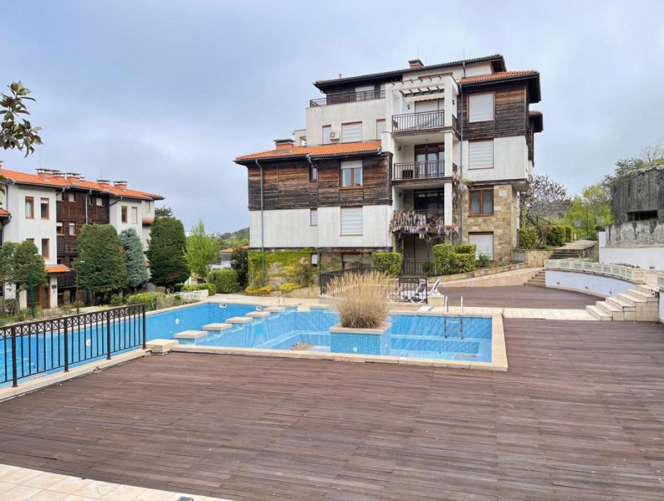ID 1237 View of the complex and the pool